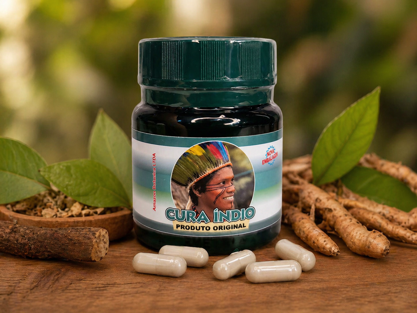 Frasco do Cura Índio Produto Original em destaque sobre mesa de madeira, com cápsulas brancas ao redor e elementos naturais ao fundo.